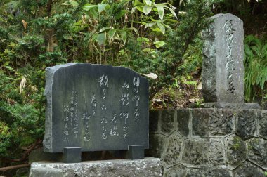Şehirdeki Çin sembollü taşların manzarası.
