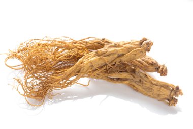 Beyaz arkaplanda izole edilmiş kurutulmuş ginsen kökü demeti 