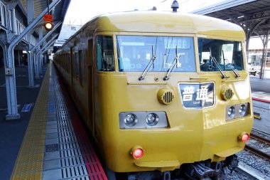 Tren demiryolunda ilerliyor.