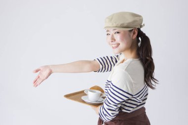 Kafeteryada şık kıyafetler içindeki güzel Japon garsonun portresi