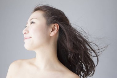 Doğal makyajlı güzel Asyalı kadın.