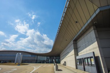 osaka, japan - 7 Kasım, 2016: Mavi gökyüzü ve gökyüzündeki beyaz bulutlar