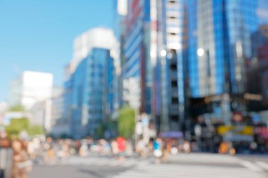 Sokakta yürüyen insanların bulanık arkaplanı