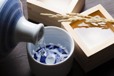 Sake, Japon geleneksel pirinç şarabı.