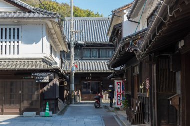 Şehir binaları gün ışığında, canlı bir sahnede.