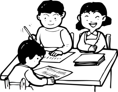 Masada oturan üç çocuk gülümsüyor.