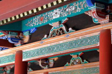 Japon tapınağındaki geleneksel antik dekorun yakın plan çekimi.