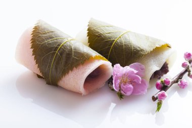 Sakuramochi, Japon şekerlemeleri, saklanmış kiraz yapraklarına sarılmış.