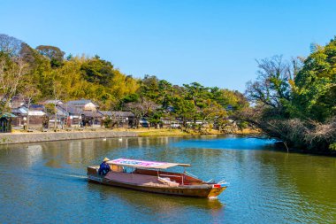 Kanalda teknesi olan Japon kasabası