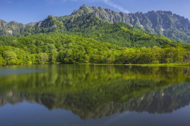 güzel bir dağ gölü manzarası