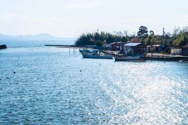 Tekneli deniz manzarası çok güzel. 