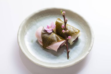 Sakuramochi, Japon şekerlemeleri, saklanmış kiraz yapraklarına sarılmış.