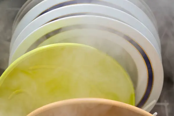 料理でいっぱいの食器洗い機 — ストック写真