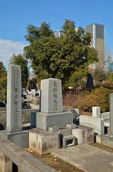 日本传统墓碑在墓地上的特写 — 图库照片