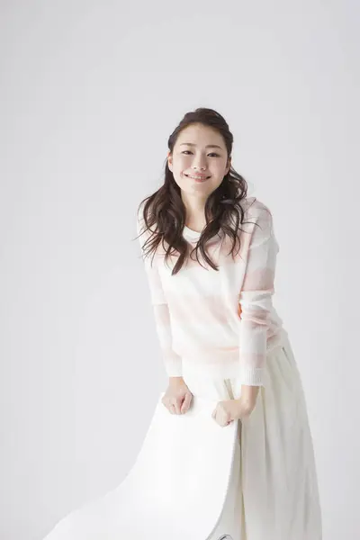 Ritratto Bella Giovane Donna Giapponese Abiti Eleganti Sfondo Bianco — Foto Stock