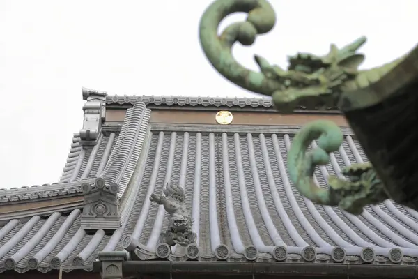 日本の伝統建築である寺院の建物の眺め — ストック写真