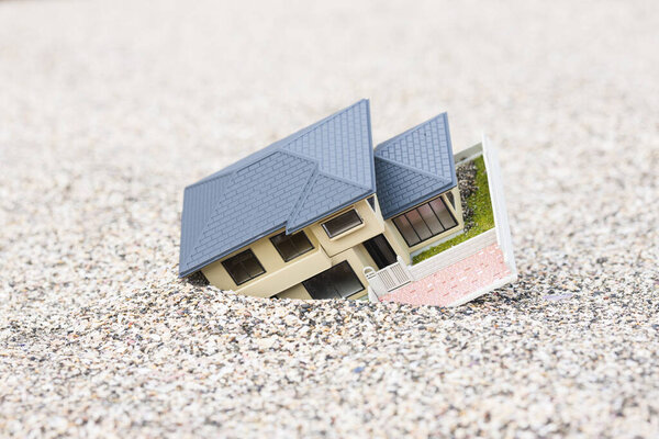 маленький домик на песке 