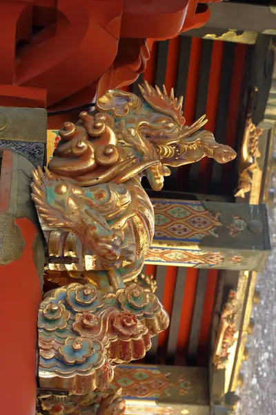 日本の木造寺院の伝統的な古代の装飾のクローズアップショット — ストック写真