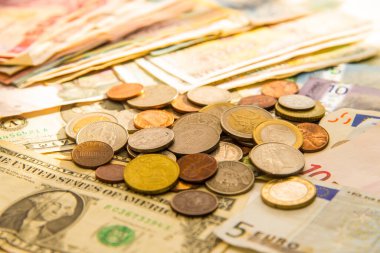 yığınla para banknotları ve madeni paralar