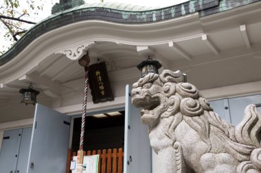 Geleneksel Japon mimari öğelerine sahip tapınak inşaatı