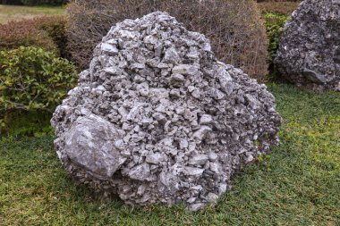 Bahçedeki taş manzarası