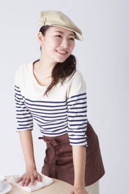 Kafeteryada şık kıyafetler içindeki güzel Japon garsonun portresi