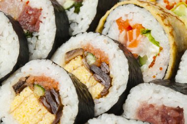 Ton balıklı suşi, somon balığı, peynir. Japon yemeği.