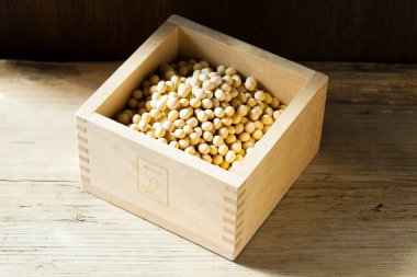 Kare ahşap yemek pişirmek için çiğ soya fasulyesi. 