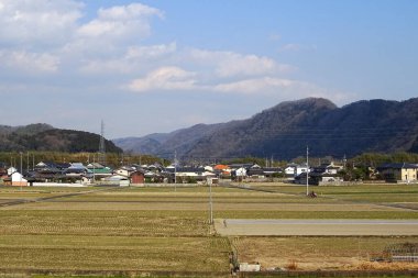 Japonya 'da kasvetli bir günde ele geçirilen sıcacık evleri olan küçük bir köy