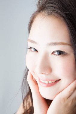 Stüdyoda poz veren güzel Japon kadının portresi.