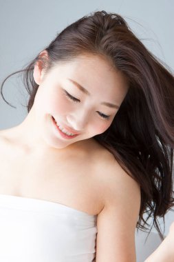 Doğal makyajlı güzel Asyalı kadın.