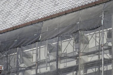 Dış yenileme projesi sırasında bina cephesini kapsayan yapı iskelesi