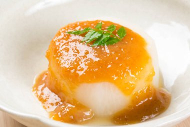 Beyaz tabakta soslu tatlı. 