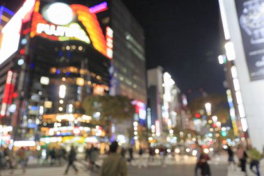 Tokyo, Japonya 'daki Shibuya geçişinin bulanık gece görüntüsü