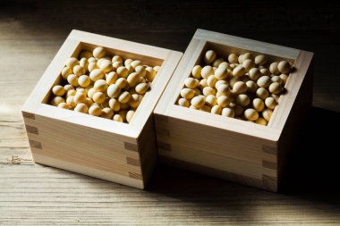 Pişirmek için çiğ soya fasulyesi kaseleri. 