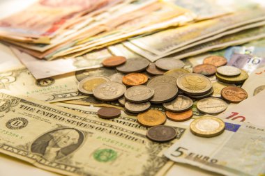 yığınla para banknotları ve madeni paralar