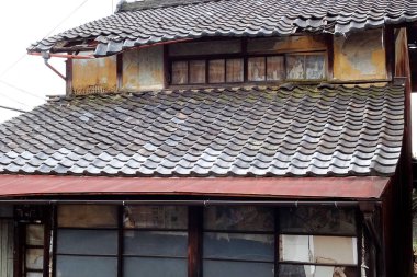Japon köyünde çatısı olan eski bir ev.