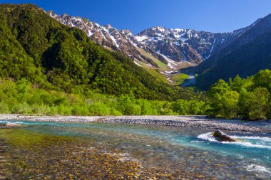 Dağlardaki parlak nehirler