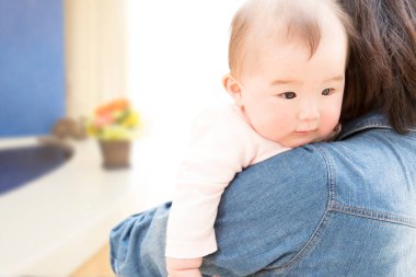 Genç anne bebeğini kucağında tutuyor. 