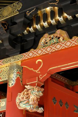 Güzel geleneksel mimari, dekoratif oymalar, Tokyo 'daki Ueno Toshogu Tapınağı, Japonya                         