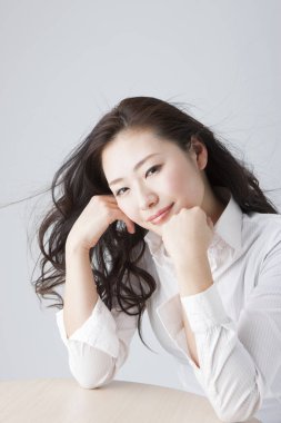 Stüdyoda poz veren güzel Japon kadının portresi.