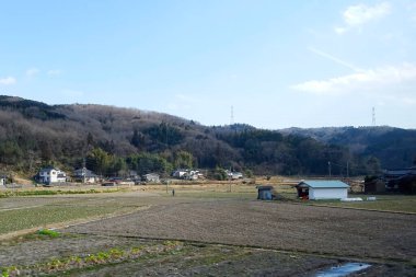 Japonya 'da kasvetli bir günde ele geçirilen sıcacık evleri olan küçük bir köy
