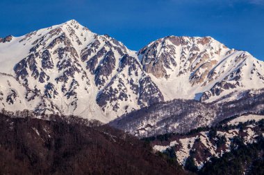 Kışın karla kaplı dağlar