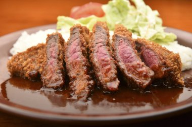 Izgara et ve sebzelerin yemek fotoğrafı, yakın plan.