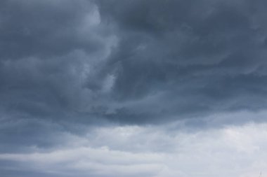 Gökyüzündeki kara bulutlar