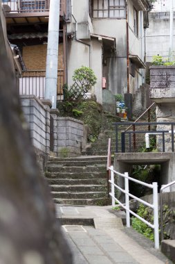 Japon şehrindeki eski caddenin manzarası