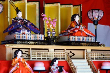Japonya 'daki Kız Festivali' nde geleneksel Japon hina bebekleri, şeftali festivali