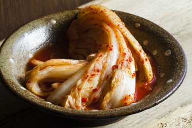 Kore mayalanmış baharatlı sebze Kimchi.