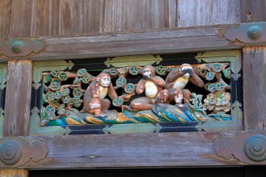 Japon tapınağındaki geleneksel antik dekorun yakın plan çekimi.