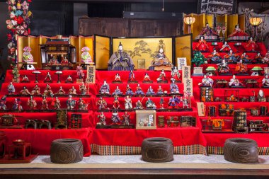 Turist dükkanında geleneksel Japon hatıraları.